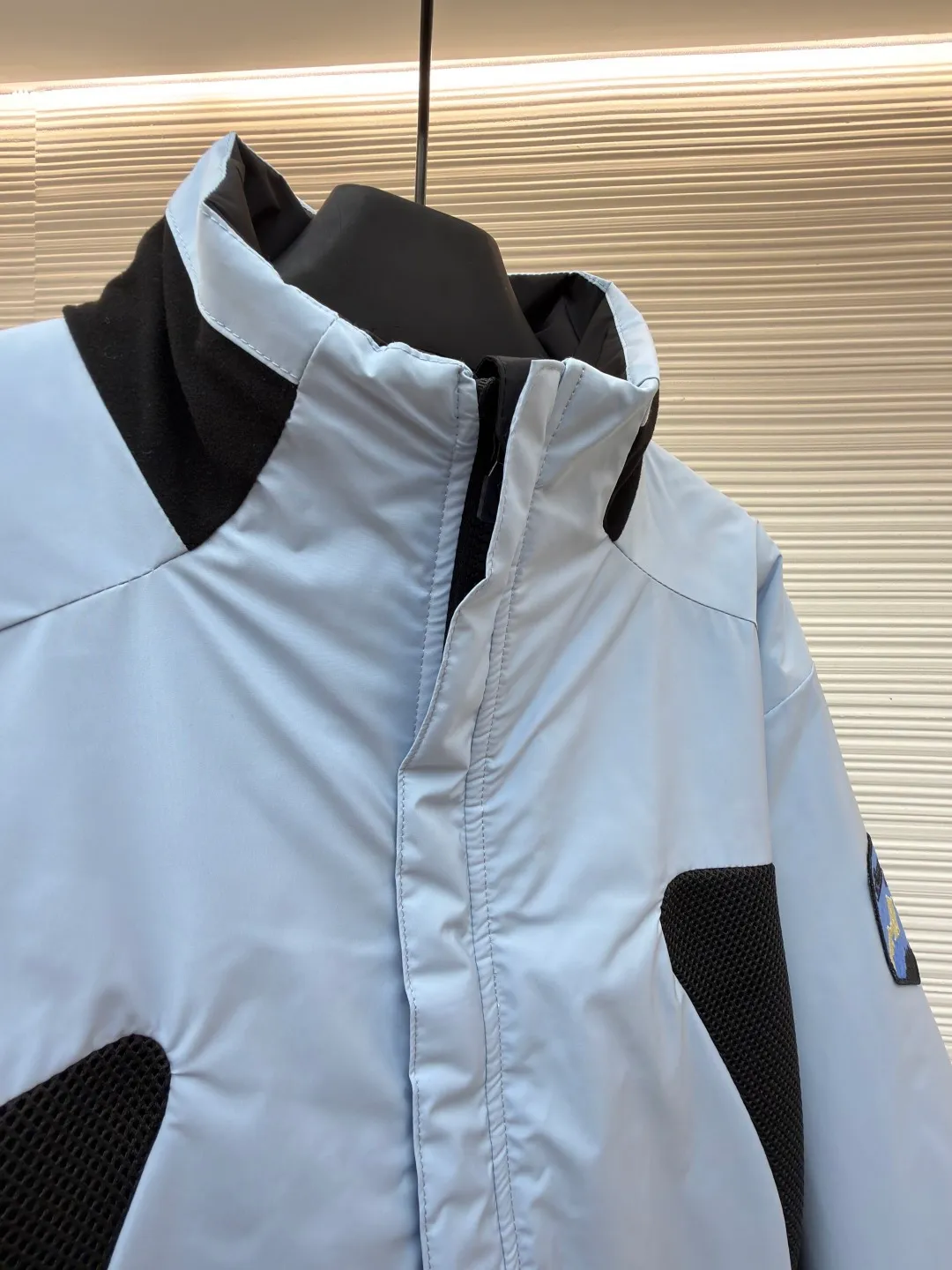 LOUIS VUITTON double-sided turtleneck jacket with badge logo ●Original version: Purchased and developed by 24038 ●Item number: 1682249-C30 ●Fabric: cotton fabric ●Technology: made on positioning cutting machine ●Color: blue/black ●Version: fitted version ●Weight: about 920 grams ●Size: 46-48-50-52 ●Description: This color-blocked outdoor jacket is made of professional outdoor functional fabrics. The main body is made of high-density nylon windproof fabric. It has been treated with three-proof technology and has waterproof, oil-proof, and anti-static properties. The fabric has strong dimensional stability and is not easy to deform after being pre-shrunk. The body is spliced ​​with black breathable mesh fabric. The mesh is woven with warp knitting technology. It has uniform pore size and excellent toughness, which not only enhances the visual layering but also improves the breathability of the wearer. The black splicing parts of the collar and cuffs are made of elastic rib fabric. After shaping treatment, it has good elasticity and fits the body shape without being tight. The badge logo is made using a composite process of heat transfer and embroidery. The color of the pattern is firm and the embroidery stitches are dense. The hardware accessories are all made of custom-made alloy and have been sandblasted and matte. The zippers are hidden in design, combined with three-dimensional tailoring and seamless gluing technology to make the overall shape crisp. The details take into account both functionality and design beauty, showing the quality of precision workmanship. The overall wiring is straight and delicate, the fabric is comfortable and soft, and the color is consistent without color difference. It can be matched with the same style to create a fashionable look and control various occasions. Customized accessories, complete with three standards, same style for men and women!